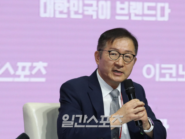 [2023 K포럼] 일간스포츠와 이코노미스트가 공동 주최하는 '2023 K포럼'이 11일 서울 서초구 신반포로 JW메리어트호텔서울 그랜드볼룸에서 열렸다. 정길화 한국국제문화교류진흥원장이 대담을 진행하고 있다. ‘대한민국이 브랜드다’라는 슬로건으로 개최된 이번 '2023 K포럼'은 서울특별시, 문화체육관광부, 중소벤처기업부가 후원한다. 서병수 기자 qudtn@edaily.co.kr /2023.09.11/