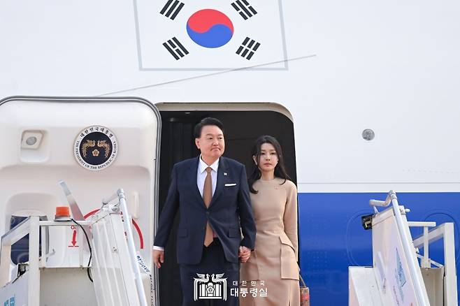 지난 8일(현지  시각) G20 정상회의 참석차 인도 뉴델리 공항에 도착한 윤석열 대통령 부부 내외(사진, 대통령실)