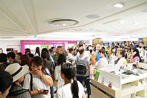 Chinese group tourists are enjoying shopping at Lotte Duty Free’s headquarters in Myeongdong, central Seoul. [Courtesy of Lotte Duty Free]