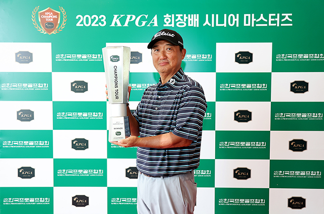 모중경이 2023 KPGA 회장배 시니어 마스터즈 우승 기념 촬영을 하고 있다. 사진=한국프로골프협회 제공