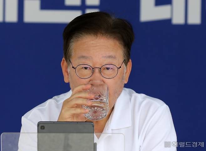 단식투쟁 12일차를 이어가고 있는 이재명 더불어민주당 대표가 11일 오후 서울 여의도 국회 본청 앞 단식투쟁천막에서 물을 마시고 있다. 이상섭 기자