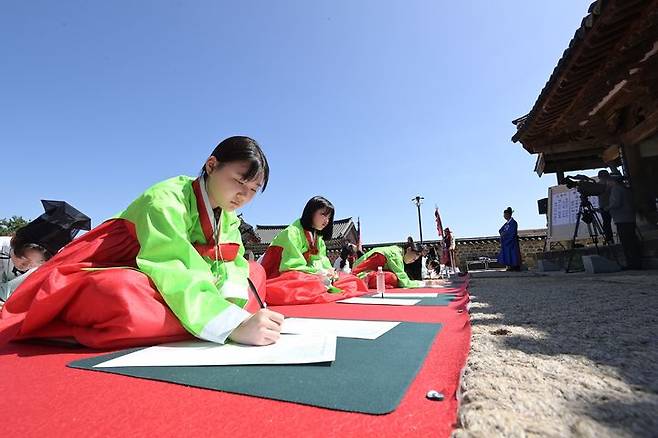 논산 돈암서원에서 열린 '사계 인문학 대축제' 과거시험장에서 시험에 열중하고 있는 학생들의 표정이 자못 진지하다. 2023. 09. 11 논산시 *재판매 및 DB 금지