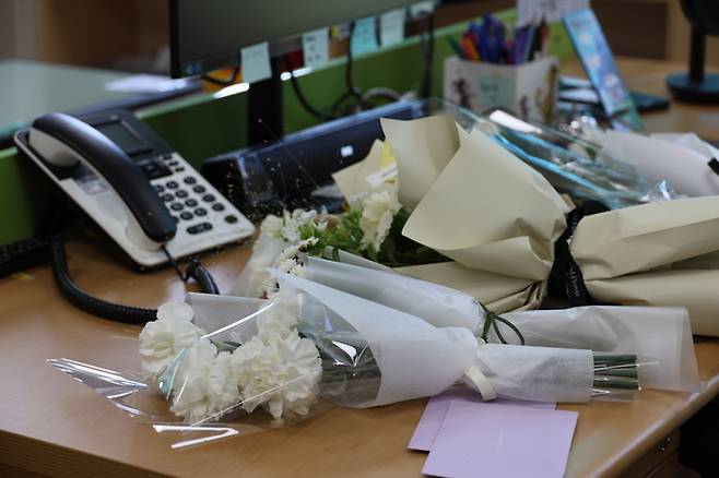 세상을 뜬 대전 초등 교사가 재직하던 유성구 한 초등학교 교사의 책상에 지난 9일 오전 꽃이 놓여 있다. 대전=연합뉴스