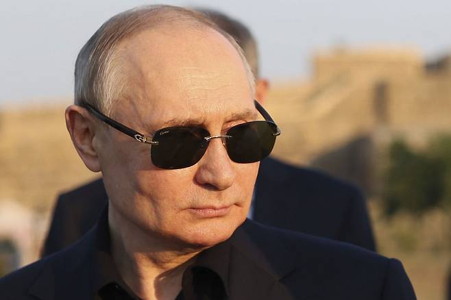 블라디미르 푸틴 러시아 대통령은 2023년 6월28일(현지시간) 러시아 다게스탄 공화국을 실무 방문하는 동안 데르벤트의 나린-칼라 요새를 둘러보고 있다. / 사진=AP 연합뉴스