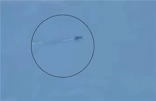 백두산 천지에서 촬영된 미확인 물체. 리치신문 웨이보 캡처