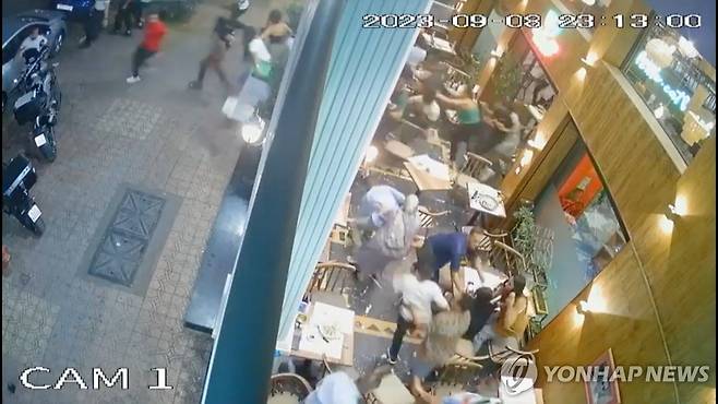 지난 8일 지진 발생 때 마라케시 번화가의 혼란 [로이터 연합뉴스 자료사진. 재판매 및 DB 금지]