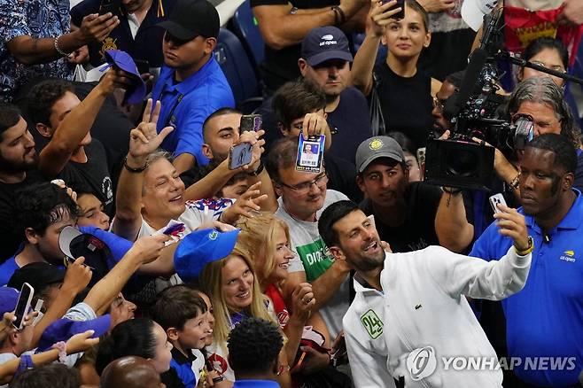 팬들과 우승을 자축하는 조코비치 [로이터=연합뉴스] Mandatory Credit: Danielle Parhizkaran-USA TODAY Sports