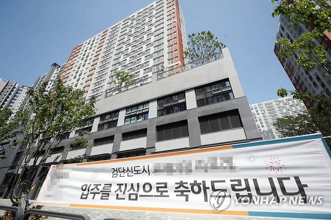 지난해 입주한 김포 장릉 앞 아파트 모습  [연합뉴스 자료사진]