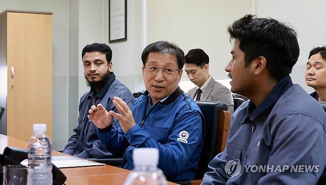 이성희 차관, 외국인 근로자 고용 제조업 사업장 현장 방문 (서울=연합뉴스) 이성희 고용노동부 차관이 31일 외국인 근로자 고용 제조업 사업장인 경기 김포시 하이메트를 방문해 임직원들과 간담회를 하고 있다. 2023.8.31 [고용노동부 제공. 재판매 및 DB 금지] photo@yna.co.kr