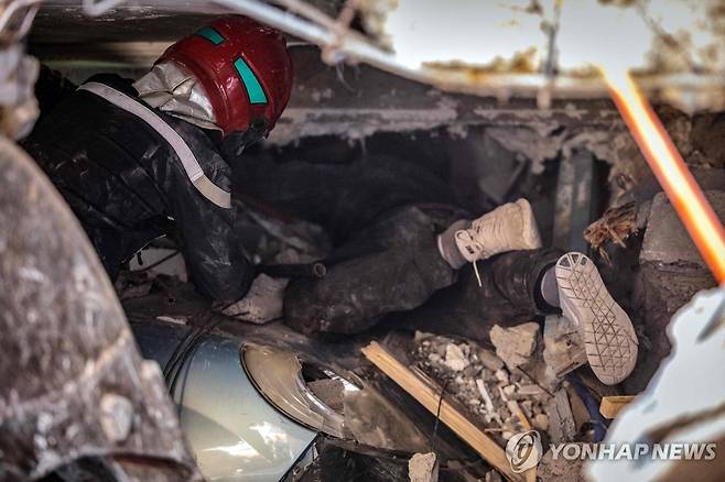 강진 잔해 속에 들어가 생존자 수색하는 모로코 구조대 (물레이 브라힘[모로코] AFP=연합뉴스) 북아프리카 모로코 남서부에서 규모 6.8의 강진이 발생한 가운데 구조대원들이 9일(현지시간) 지진 진앙과 가까운 알 하우즈 지역의 잔해 속에서 수색 작업을 펼치고 있다. 모로코 내무부에 따르면 이번 지진으로 지금까지 2천12명이 사망했다. 중환자와 실종자가 많아 사상자 수는 더 늘어날 것으로 보인다. 2023.09.10 besthope@yna.co.kr