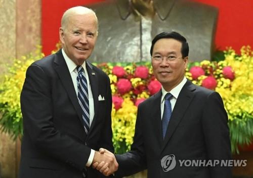 베트남 국가주석과 악수하는 바이든 美 대통령     (하노이 AFP=연합뉴스) 조 바이든 미국 대통령(왼쪽)이 베트남 국빈 방문 이틀째인 11일(현지시간) 보 반 트엉 국가주석과 회담을 열고 악수하고 있다. 미국과 베트남은 전날 양국 관계를 '포괄적 전략 동반자'로 격상하고 경제 교류를 확대하기로 합의했다. 2023.09.11
    besthope@yna.co.kr