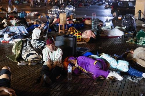 지진 발생후 광장에 나와 잠을 자는 마라케시 주민들. [AFP 연합뉴스 자료사진. 재판매 및 DB 금지]