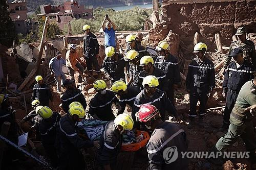 모로코 마라케시 남쪽 지진 피해지역에서 구조대들이 생존자 수색에 나서는 모습, [EPA 연합뉴스 자료사진]