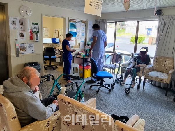 지난 1일 뉴질랜드 오클랜드의 ‘포레스트 힐(Forest Hill Home&Hospital)’ 사립요양병원에서 노인들이 휴식을 취하하고 있는 모습.(사진=조민정 기자)