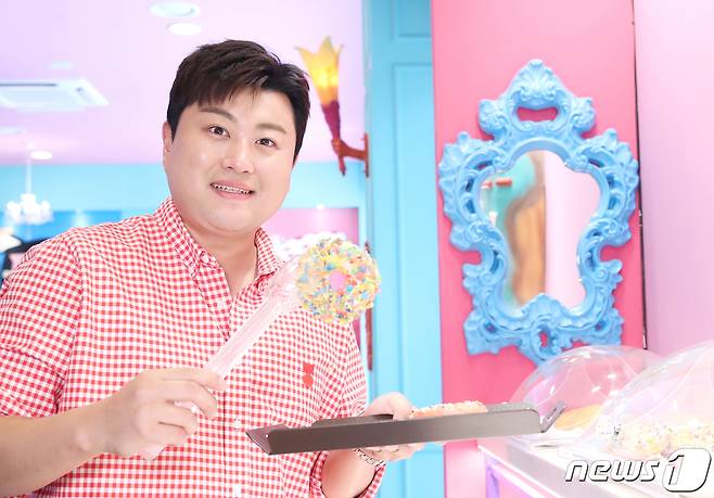 ‘트바로티’ 김호중이 12일 인천 연수구 피그존도넛에서 열린 TV CHOSUN 예능프로그램 ‘명곡제작소-주문 즉시 만들어 드립니다’(이하 ‘명곡제작소’) 녹화에서 MC 김준현과 안성훈, 알고보니 혼수상태에게 줄 도넛을 고르고 있다. ⓒ News1 권현진 기자