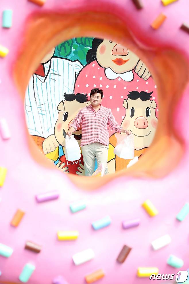 ‘트바로티’ 김호중이 12일 인천 연수구 피그존도넛에서 열린 TV CHOSUN 예능프로그램 ‘명곡제작소-주문 즉시 만들어 드립니다’(이하 ‘명곡제작소’) 녹화에서 MC 김준현과 안성훈, 알고보니 혼수상태를 위해 도넛을 구입한 뒤 매장을 나서고 있다.  ⓒ News1 권현진 기자