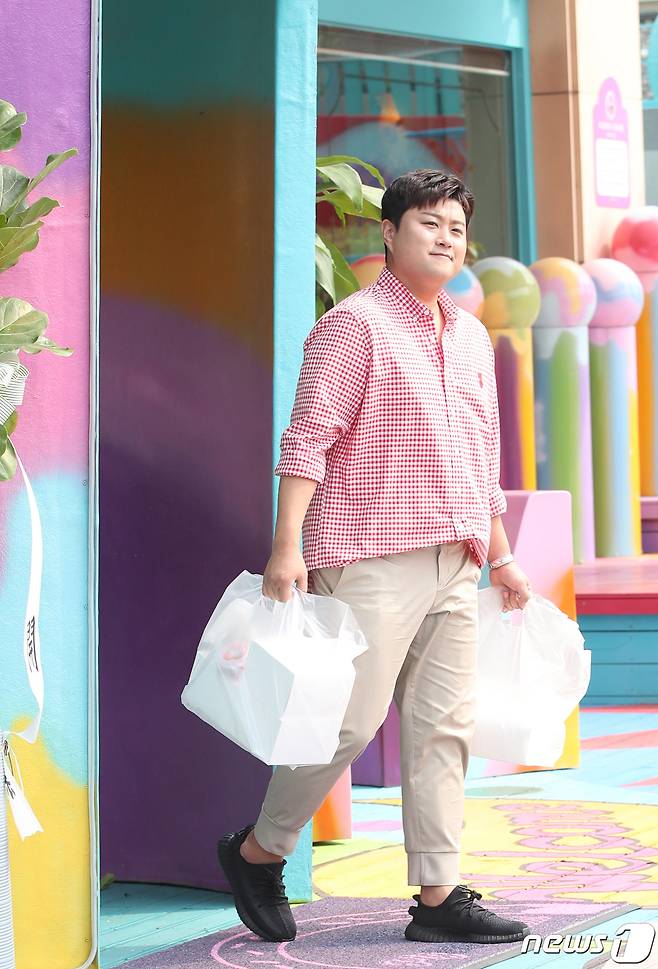 ‘트바로티’ 김호중이 12일 오후 인천 연수구 피그존도넛에서 열린 TV CHOSUN 예능프로그램 ‘명곡제작소-주문 즉시 만들어 드립니다’(이하 ‘명곡제작소’) 녹화에서 MC 김준현과 안성훈, 알고보니 혼수상태를 위해 도넛을 구입한 뒤 매장을 나서고 있다. ⓒ News1 권현진 기자