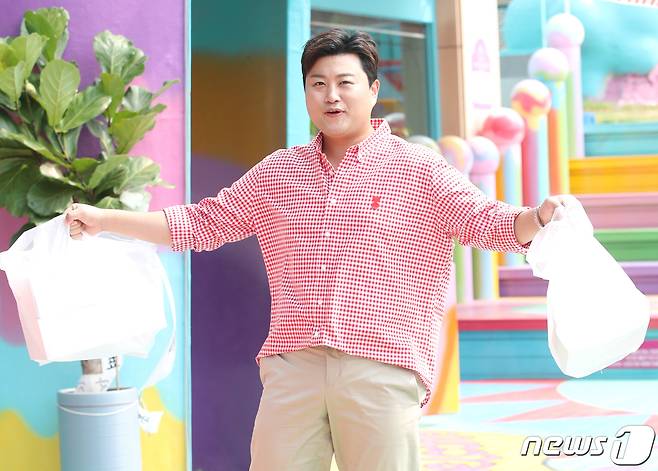 ‘트바로티’ 김호중이 12일 인천 연수구 피그존도넛에서 열린 TV CHOSUN 예능프로그램 ‘명곡제작소-주문 즉시 만들어 드립니다’(이하 ‘명곡제작소’) 녹화에서 MC 들을 위해 도넛을 구입한 뒤 이동을 하고 있다. ⓒ News1 권현진 기자