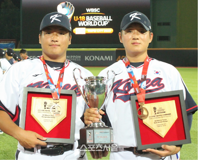 18세 이하 청소년 대표팀 이상준, 김택연이 동메달을 따낸 뒤 기념촬영하고 있다. 타이베이(대만) | 길성용 객원기자.