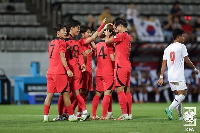 백상훈(가운데)이 12일 미얀마전에서 선제골을 넣은 뒤 동료들의 축하를 받고 있다. 제공 | 대한축구협회