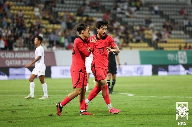 전병관(오른쪽)이 12일 미얀마전에서 추가골을 넣고 기뻐하고 있다. 제공 | 대한축구협회