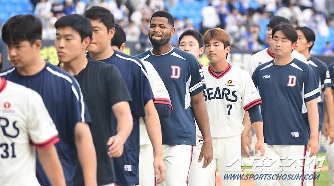 10일 서울잠실야구장에서 열린 두산과 삼성의 경기, 두산 승리투수 알칸타라가  팀의 8대2 승리를 확정짓고 동료들과 하이파이브하고 있다. 잠실=최문영 기자deer@sportschosun.com /2023.09.10/