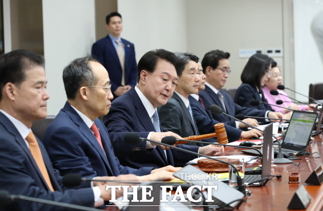 윤석열 대통령은 12일 5박 7일간의 순방 결과를 설명하고 후속조치를 당부했다. 아울러 교권 보호법의 조속한 국회 통과도 요청했다. 서울 용산 대통령실 청사에서 열린 국무회의를 주재하고 있는 윤 대통령. /뉴시스