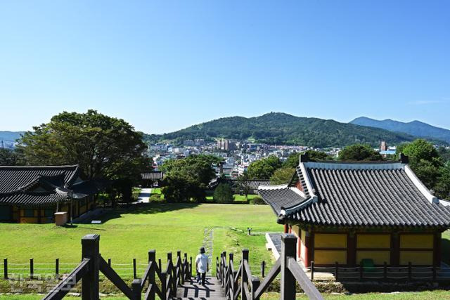 고려궁지에서는 강화 읍내와 건너편 강화산성으로 둘러진 남산이 고즈넉하게 조망된다.