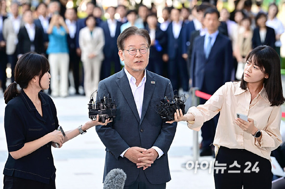 이재명 더불어민주당 대표가 쌍방울그룹 대북송금 의혹 관련 조사를 받기 위해 12일 오후 경기 수원시 영통구 수원지방검찰청에 출석하고 있다. [사진=곽영래 기자]