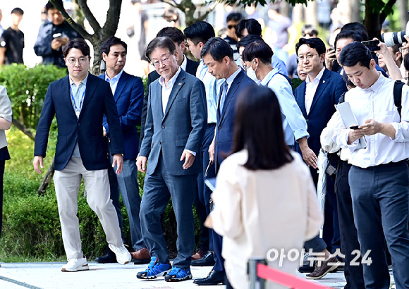 이재명 더불어민주당 대표가 쌍방울그룹 대북송금 의혹 관련 조사를 받기 위해 12일 오후 경기 수원시 영통구 수원지방검찰청에 출석하고 있다. [사진=곽영래 기자]