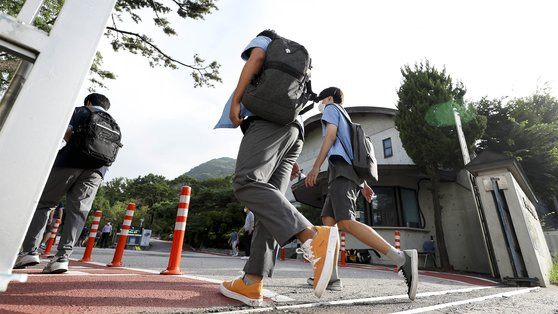 16일 오전 서울 종로구 경복고등학교에서 2학기 개학을 맞은 학생들이 등교하고 있다.연합뉴스