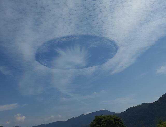 ▲ 춘천 상공에 하늘이 뚫린 듯한 구름이 나타나 화제가 된 가운데 해당 구름은 ‘폴스트리크 현상’이라고 불리고 기상 현상의 한 종류인 것으로 확인됐다. 사진=독자제공