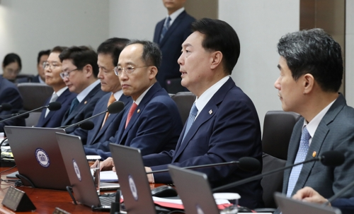 윤석열 대통령이 12일 서울 용산 대통령실 청사에서 열린 국무회의에서 발언하고 있다. 연합뉴스