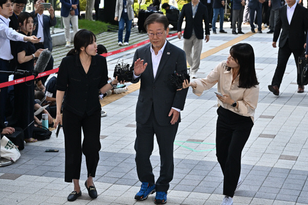 더불어민주당 이재명 대표가 대북 송금 의혹 관련 피의자 신분으로 12일 오후 1시24분 경 수원지검에 출석하고 있다. 김정록 기자