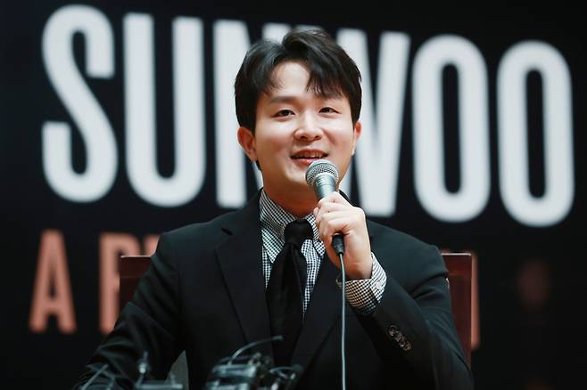 Korean pianist Sunwoo Ye-kwon answers questions during a press conference at Kumho Art Hall Yonsei at Yonsei University in Seoul, Tuesday. (Yonhap)