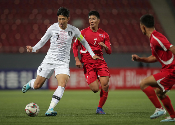 South Korea's Son Heung-min, left, in action during a second round match of the Asian qualifiers for the 2022 Qatar World Cup against North Korea at Kim Il Sung Stadium in Pyongyang, North Korea on Oct. 15, 2019. [NEWS1]