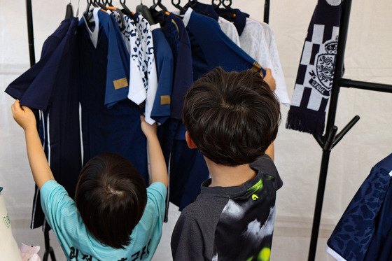 Young football fans choose Seoul E-Land shirts to rent at Mokdong Sports Complex Main Stadium in western Seoul in August. [SEOUL E-LAND]