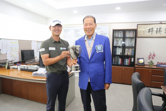 지난 10일 막을 내린 신한동해오픈에서 시즌 3승째를 거둔 고군택이 구단주인 최등규 회장을 방문해 우승 트로피와 함께 그린 재킷을 입혀 주면서 감사의 뜻을 전하고 있다. 서원밸리GC