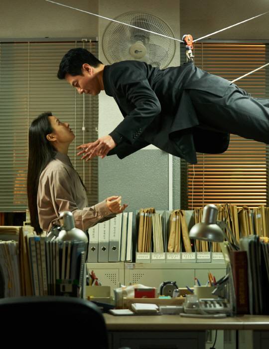 '무빙'에서 절절한 로맨스를 펼친 한효주(왼쪽)와 조인성. 사진제공=디즈니+