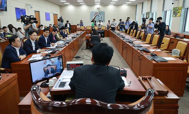 12일 국회 과학기술정보방송통신위원회 전체회의에서 장제원 위원장이 발언하고 있다. 이날 민주당 의원들은 불참했다.[사진출처 = 연합뉴스]