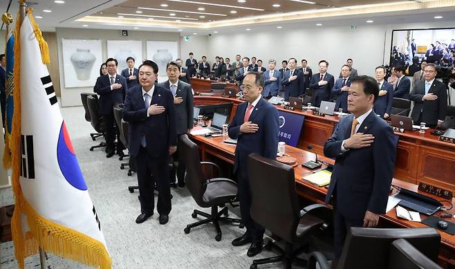 [서울=뉴시스] 전신 기자 = 윤석열 대통령이 12일 서울 용산 대통령실 청사에서 열린 국무회의에서 국기에 대한 경례를 하고 있다. 2023.09.12.