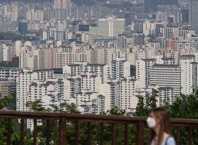 서울 중구 남산에서 바라본 서울시내 아파트. [연합]