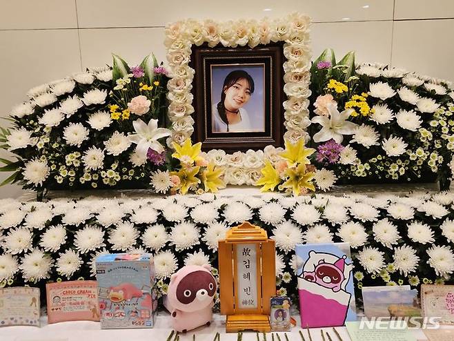 [수원=뉴시스] 양효원 기자 = 지난달 29일 경기 수원시 아주대학교병원 장례식장에 마련된 고(故) 김혜빈씨 빈소에 걸려있는 영정. 김씨는 지난 3일 최원종이 벌인 성남 분당 흉기난동 사건의 피해자다. 2023.8.29. hyo@newsis.com