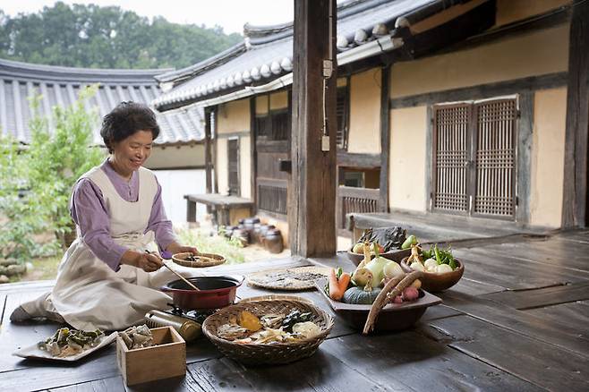 [거창=뉴시스] 사단법인 백년커뮤니티 오희숙 명인이 부각요리 시연을 하고 있다. *재판매 및 DB 금지 *재판매 및 DB 금지