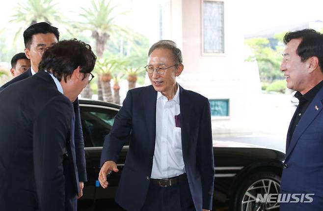 [서귀포=뉴시스] 우장호 기자 = 이명박 전 대통령이 12일 오후 서귀포시 롯데호텔 제주에서 열리는 '2023 중소기업 리더스포럼' 개막식에 앞서 관계자들과 인사를 나누고 있다. 2023.09.12. woo1223@newsis.com