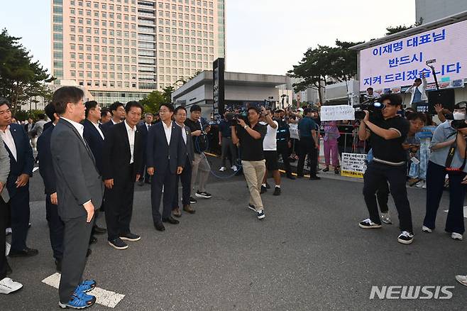 [서울=뉴시스] 김종택 기자 = 이재명 더불어민주당 대표가 12일 오후 수원시 영통구 수원지방검찰청에서 쌍방울그룹 대북송금 의혹 관련 재조사를 마친 뒤 지지자들에게 인사를 하고 있다. (공동취재사진) 2023.09.12. photo@newsis.com