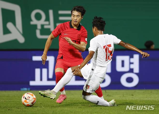 [창원=뉴시스] 정병혁 기자 = 12일 경남 창원축구센터에서 열린 AFC U-23 아시안컵 예선 B조 대한민국 대 미얀마의 경기, 전병관이 돌파하고 있다. 2023.09.12. jhope@newsis.com