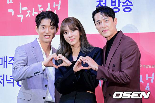[OSEN=지형준 기자] 12일 오후 라마다 서울 신도림 호텔에서 KBS2 새 주말드라마 ‘효심이네 각자도생’ 제작발표회가 열렸다.KBS 2TV 새 주말드라마 ‘효심이네 각자도생’(연출 김형일, 극본 조정선, 제작 아크미디어)은 타고난 착한 성품과 따뜻한 공감능력으로 평생 가족에게 헌신했던 딸 ‘효심’이 자신을 힘들게 했던 가족에게서 벗어나 독립적인 삶을, ‘효심’의 헌신과 희생에 기생했던 가족들은 각자의 주체적 삶을 찾아가는 과정을 그린 가족해방 드라마다. 주말드라마 ‘흥행퀸’ 유이가 타이틀롤 ‘이효심’을 맡아 4년만에 KBS 주말 안방극장으로 돌아오면서 기대를 모으고 있는 작품이다.배우 하준, 유이, 고주원이 포토타임을 하고 있다. 2023.09.12 /jpnews@osen.co.kr