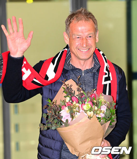 [OSEN=인천공항, 최규한 기자] 위르겐 클린스만(59) 대한민국 축구대표팀 신임 감독이 8일 오전 인천국제공항을 통해 입국했다.클린스만 감독은 지난 달 27일 파울루 벤투 감독의 뒤를 이은 한국 대표팀의 새로운 감독으로 발표됐다. 계약 기간은 2026년 북중미 월드컵 본선까지다.클린스만 한국 축구대표팀 신임 감독이 공항에 도착해 팬들과 취재진을 향해 포즈를 취하고 있다. 2023.03.08 / dreamer@osen.co.kr