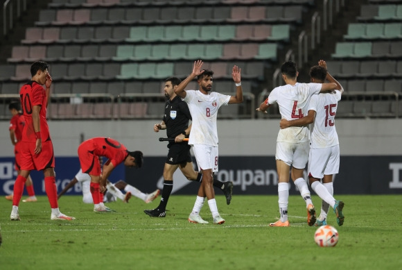 ‘오늘은 졌지만’ - 지난 6일 경남 창원축구센터에서 열린 AFC U23 아시안컵 예선 B조 대한민국 대 카타르 경기, 0대2로 승부를 내준 한국 대표팀 선수들이 아쉬워하고 있다. 2023.09.06. 뉴시스